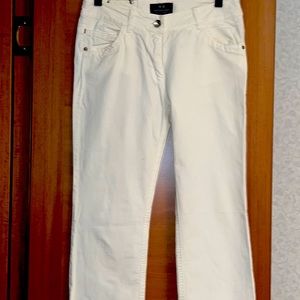 NWOT HISTORIC RESEARCH JEANS IN WHITE.